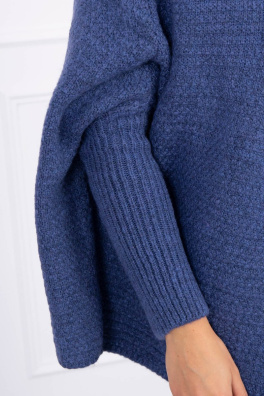 Sweter z kapturem i dżinsami z nietoperzowym rękawem