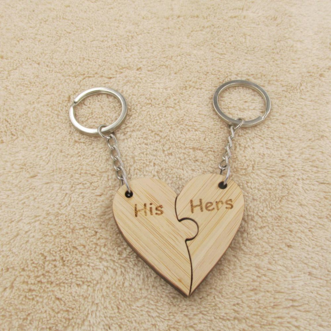 Dřevěná klíčenka pro páry ve tvaru srdce - His/Hers